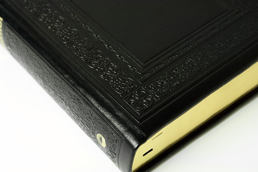 БИБЛИЯ 087 TI Черный, тв. переплет, кожа, индексы, в футляре /250х300/