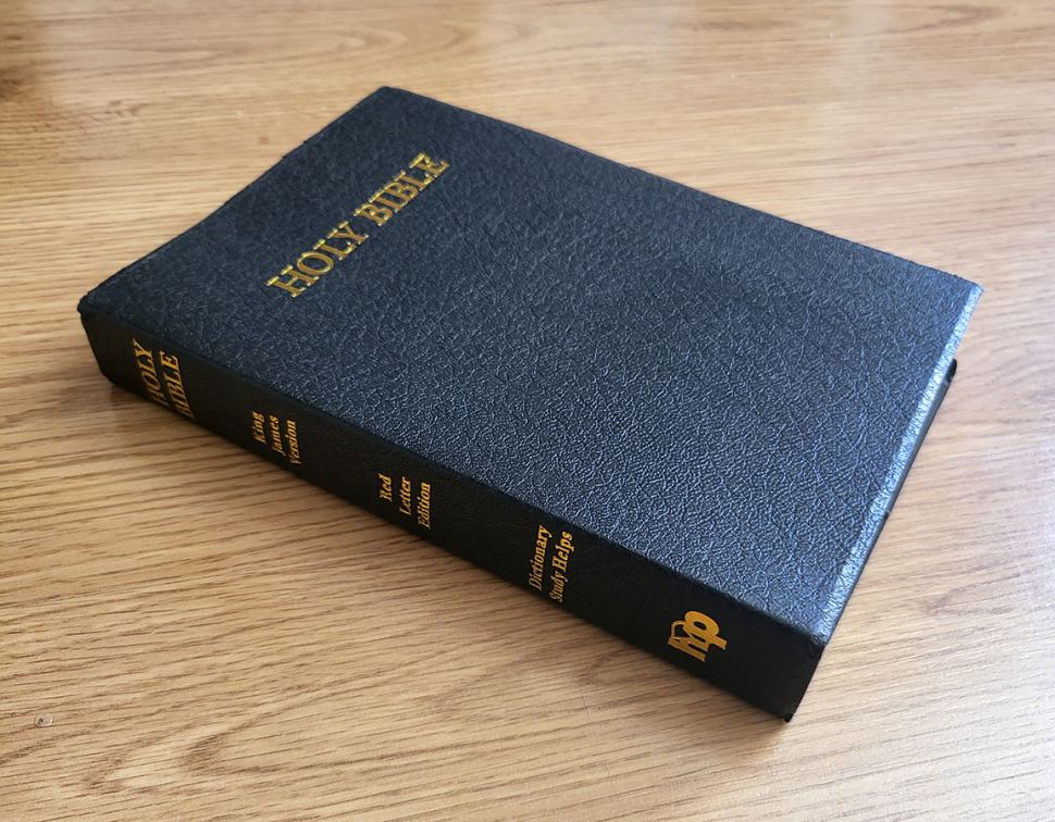 HOLY BIBLE. King James Version. Gift &amp; Award Bible. Библия Короля Иакова на английском языке. Словарь, карты, закладка, подарочная вкладка, слова Иисуса выделены красным /200х140/