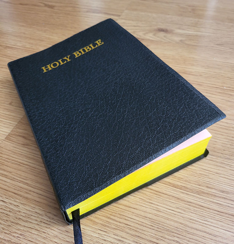 HOLY BIBLE. King James Version. Gift &amp; Award Bible. Библия Короля Иакова на английском языке. Словарь, карты, закладка, подарочная вкладка, слова Иисуса выделены красным /200х140/
