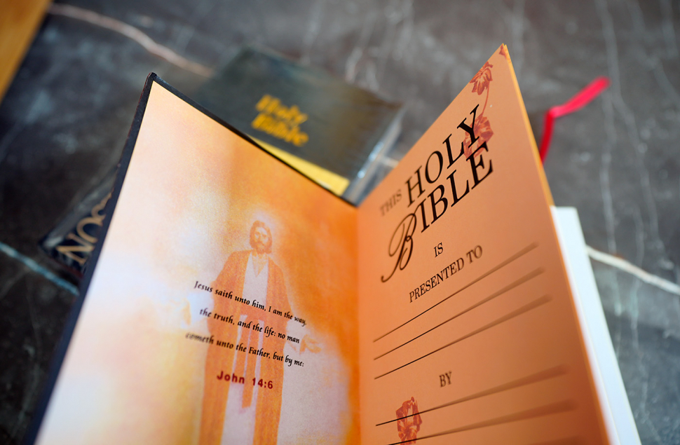 HOLY BIBLE. King James Version. Gift &amp; Award Bible. Библия Короля Иакова на английском языке. Словарь, карты, закладка, подарочная вкладка, слова Иисуса выделены красным /200х140/