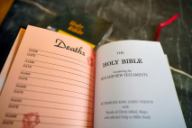 HOLY BIBLE. King James Version. Gift &amp; Award Bible. Библия Короля Иакова на английском языке. Словарь, карты, закладка, подарочная вкладка, слова Иисуса выделены красным /200х140/