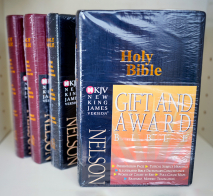HOLY BIBLE. New King James Version. Gift &amp; Award Bible. Библия Короля Иакова на английском языке. Словарь, карты, закладка, подарочная вкладка, слова Иисуса выделены красным /200х140/