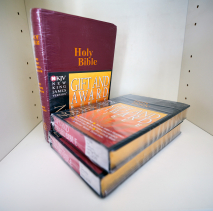 HOLY BIBLE. New King James Version. Gift &amp; Award Bible. Библия Короля Иакова на английском языке. Словарь, карты, закладка, подарочная вкладка, слова Иисуса выделены красным /200х140/