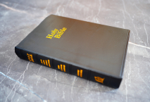 HOLY BIBLE. New King James Version. Gift &amp; Award Bible. Библия Короля Иакова на английском языке. Словарь, карты, закладка, подарочная вкладка, слова Иисуса выделены красным /200х140/