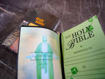 HOLY BIBLE. New King James Version. Gift &amp; Award Bible. Библия Короля Иакова на английском языке. Словарь, карты, закладка, подарочная вкладка, слова Иисуса выделены красным /200х140/