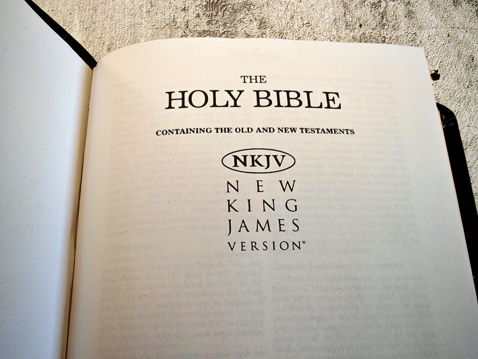 HOLY BIBLE. New King James Version. Pocket Edition. Библия Короля Иакова на английском языке. Новая версия, карманное издание, словарь, карты, закладка, слова Иисуса выделены красным /155х115/