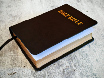 HOLY BIBLE. New King James Version. Pocket Edition. Библия Короля Иакова на английском языке. Новая версия, карманное издание, словарь, карты, закладка, слова Иисуса выделены красным /155х115/