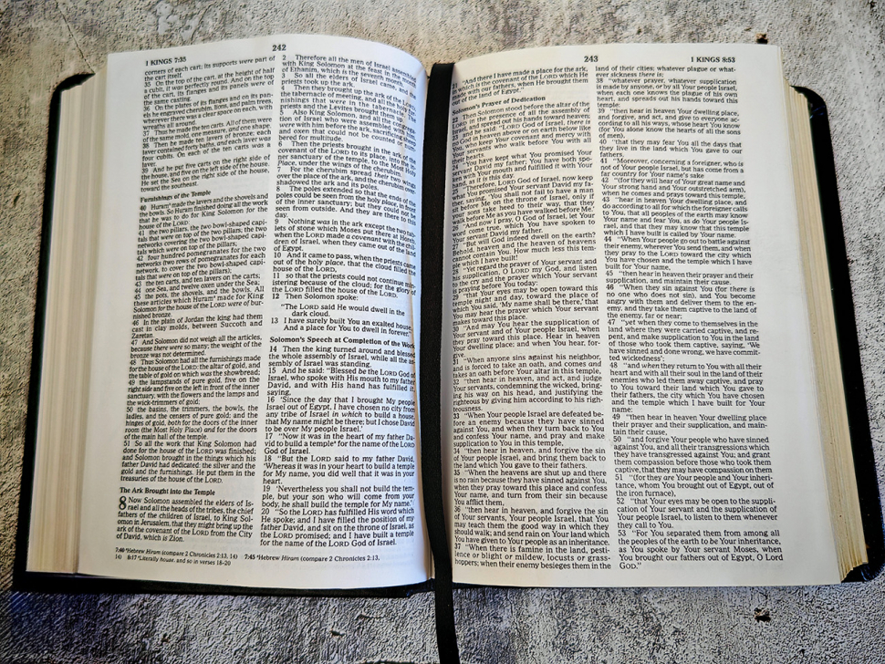 HOLY BIBLE. New King James Version. Pocket Edition. Библия Короля Иакова на английском языке. Новая версия, карманное издание, словарь, карты, закладка, слова Иисуса выделены красным /155х115/
