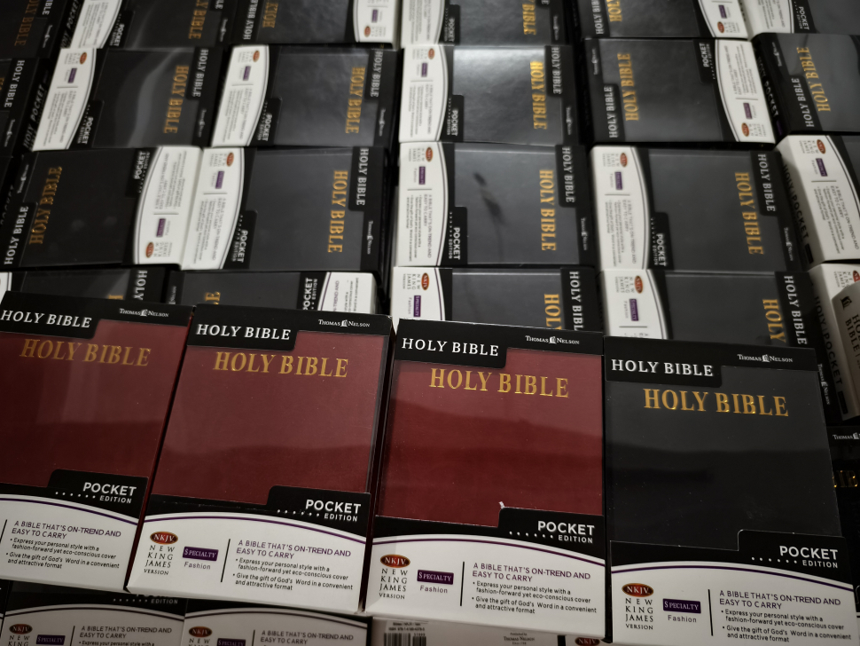 HOLY BIBLE. New King James Version. Pocket Edition. Библия Короля Иакова на английском языке. Новая версия, карманное издание, словарь, карты, закладка, слова Иисуса выделены красным /155х115/
